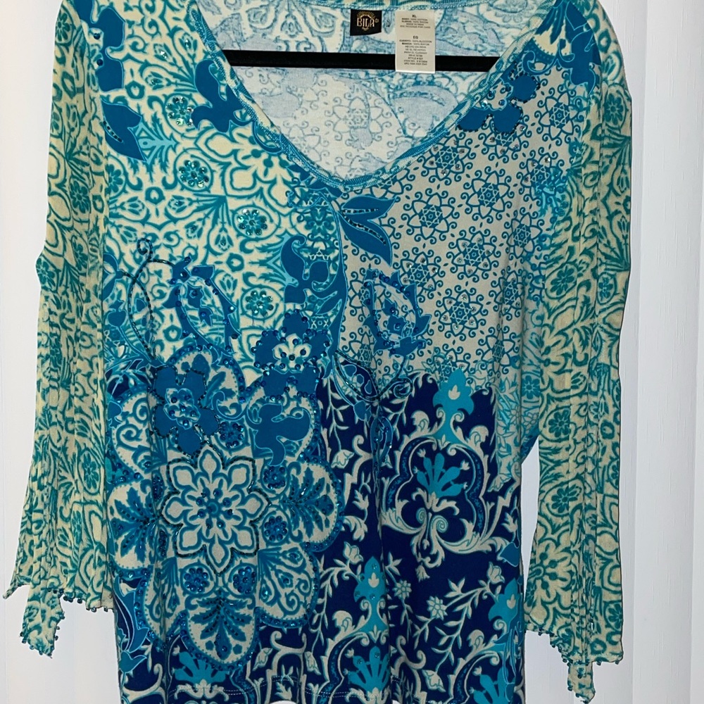 Women’s V-neck  3/4 belle sleeve top by Bill